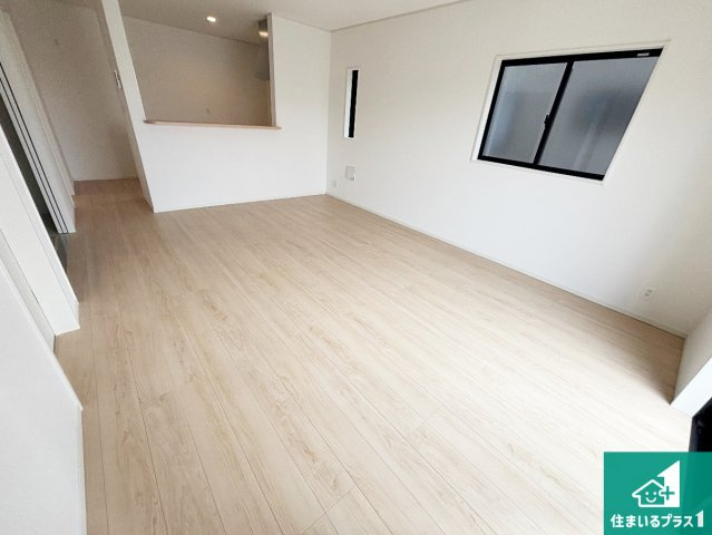和歌山市新庄　第4期　新築一戸建ての居間・リビング|太陽の光が差し込むとっても明るいリビング！思わず微笑みたくなる居心地の良さ。家族団らんの時間も増えそうなくつろぎのＬＤＫで、住む人のこだわりを活かすゆとりある空間♪