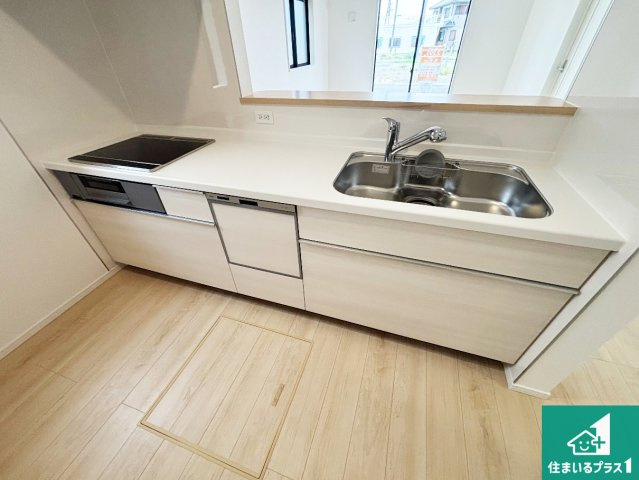 和歌山市新庄　第4期　新築一戸建てのキッチン|収納豊富！浄水器付きキッチン！お子さまの様子を見ながらお料理を楽しむことができますね。家族のコミュニケーションが増え会話もはずみそう！