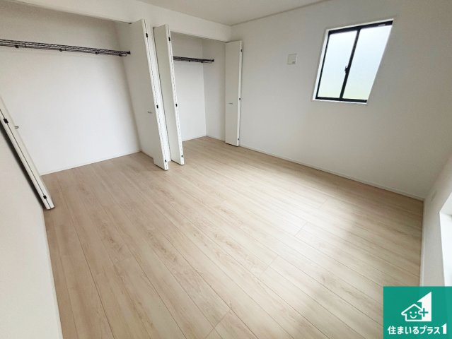 和歌山市新庄　第4期　新築一戸建ての洋室|寝室は心地よい眠りについてもらいたくて、シンプルでかつ開放的な空間に！大きな窓から差し込む朝日が、すっきりとした目覚めをサポートします。