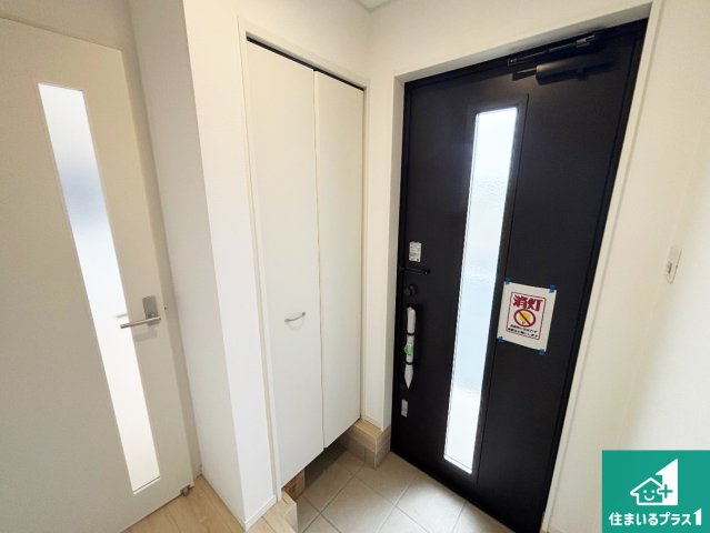 和歌山市新庄　第4期　新築一戸建ての玄関|シューズクローゼットにはたくさんの靴が収納できるので玄関周りはいつもスッキリ！コの字型のスペースにはオシャレな小物を置くと玄関が華やかに♪