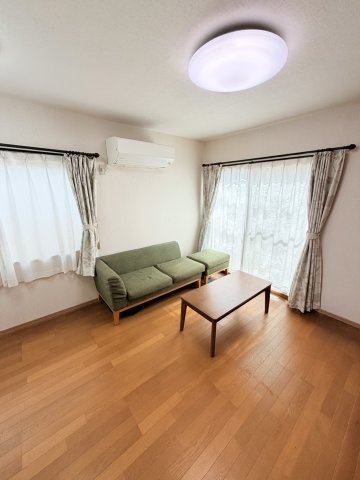 ☆選べる家具プレゼント☆松山市堀江町 4SLDK　リフォーム想定物件の居間・リビング|エアコン設置済みの快適なリビングは、南向きの窓から一日中明るい光が差し込む心地よいお部屋。ソファーに座って家族みんなで寛ぎながら、綺麗な内装に囲まれて笑顔のおしゃべりが弾みそう。