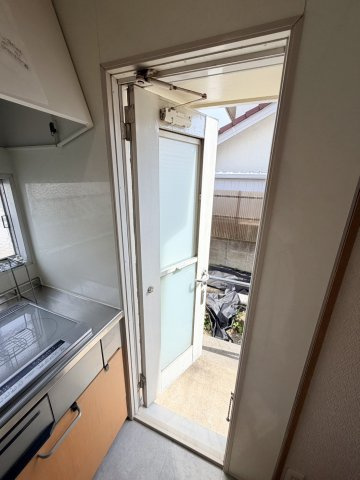 ☆選べる家具プレゼント☆松山市堀江町 4SLDK　リフォーム想定物件のキッチン|キッチン横に勝手口あります。