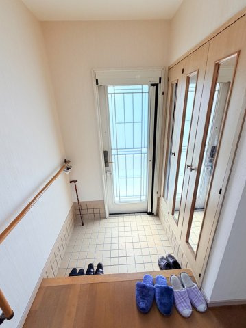 ☆選べる家具プレゼント☆松山市堀江町 4SLDK　リフォーム想定物件の玄関|TVモニタ付インターホン完備で防犯面も安心な玄関。一歩中に入ると明るい内装が優しく迎えてくれ、土地50坪以上のゆとりを感じながら、季節のお花を飾って訪れる人を笑顔でお迎えできそう。