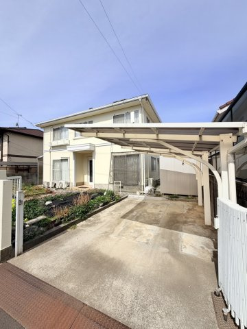 ☆選べる家具プレゼント☆松山市堀江町 4SLDK　リフォーム想定物件の駐車場|カーポートにはお車を2台並べて駐車可能なので、雨の日の送り迎えやお買い物帰りの荷物の出し入れも濡れずにスムーズに行えそう。