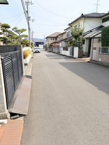 ☆選べる家具プレゼント☆松山市堀江町 4SLDK　リフォーム想定物件の前面道路含む現地写真|南側道路に面した整形地で、堂々とした佇まい。13.5mもの広い接道は、お友達が来た時の車の出し入れも気兼ねなく行えます。落ち着いた色合いの外観は、この街の穏やかな風景に優しく馴染んでいます。