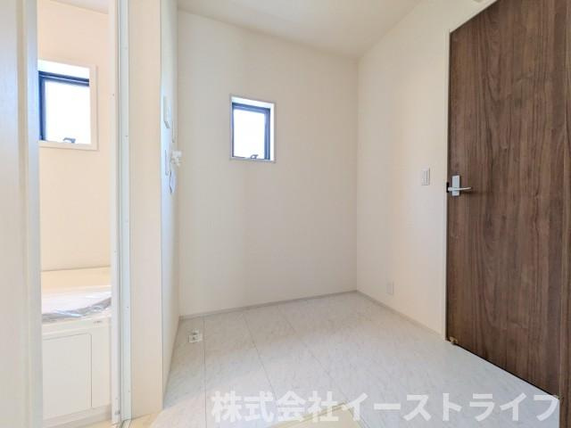【新築戸建】　いわき市平下平窪第12　長期優良住宅の脱衣所|同社施工写真　ランドリールームとパウダールームが独立しているのでお洗濯スペースが広々としています。