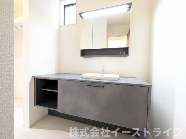 【新築戸建】　いわき市平下平窪第12　長期優良住宅の脱衣所|同社施工写真　ランドリールームとパウダールームが独立しているのでお洗濯スペースが広々としています。