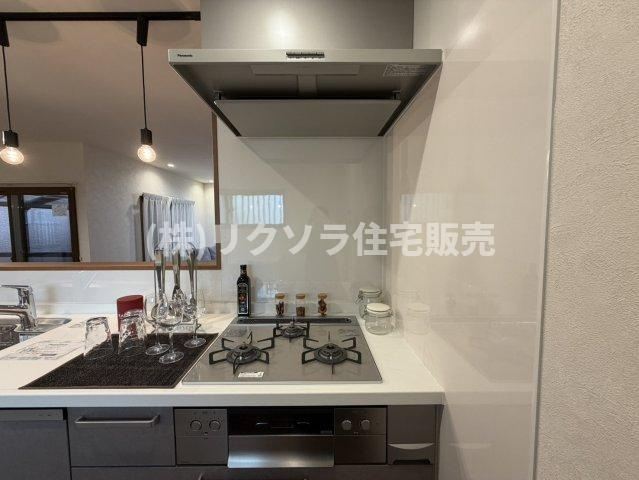 長尾元町7丁目　中古一戸建てのキッチン|ビルトイン3口コンロ
■物件内覧・資金計画相談・住宅ローン相談、リフォーム相談、お問合せ受付中■
※当日・翌日のご内覧、ご相談はお電話でのお問合せがスムーズです！