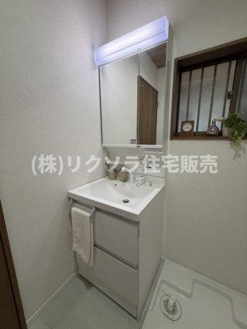 長尾元町7丁目　中古一戸建ての独立洗面台|二面鏡付き独立洗面台
■物件内覧・資金計画相談・住宅ローン相談、リフォーム相談、お問合せ受付中■
※当日・翌日のご内覧、ご相談はお電話でのお問合せがスムーズです！