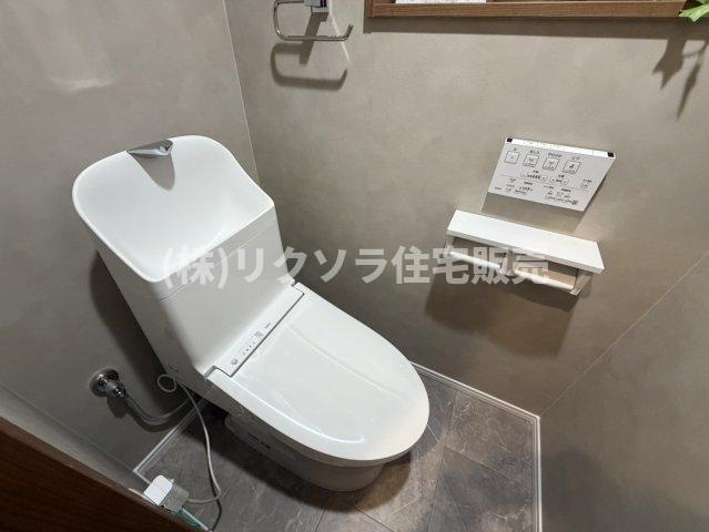 長尾元町7丁目　中古一戸建てのトイレ|温水洗浄便座付き
■物件内覧・資金計画相談・住宅ローン相談、リフォーム相談、お問合せ受付中■
※当日・翌日のご内覧、ご相談はお電話でのお問合せがスムーズです！