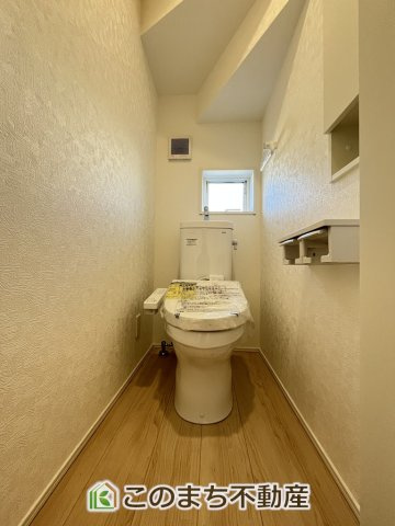 CRADLEGARDEN栃木市薗部町第14のトイレ|小窓から換気ができて清潔なトイレスペース☆