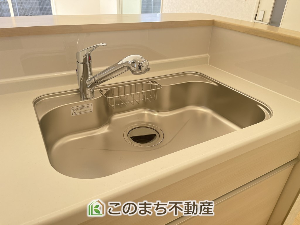 CRADLEGARDEN栃木市薗部町第14のキッチン|ビルトイン型浄水器を内蔵したキッチン水栓。お米を研いだり、野菜を洗ったりするときなど用途に応じてワンタッチで浄水に切り替えが可能です。カートリッジ式なので、フィルターを簡単に交換する事が出来ます。