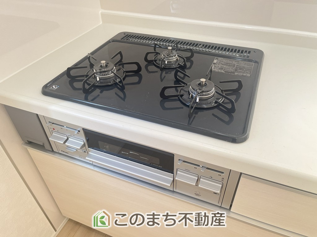 CRADLEGARDEN栃木市薗部町第14のキッチン|三ツ口コンロ採用で、同時調理もスムーズ◎！お料理を並べられるカウンター付きで、配膳・片付けをサポート！リビングで過ごすご家族とコミュニケーションを楽しみながら作業可能です♪