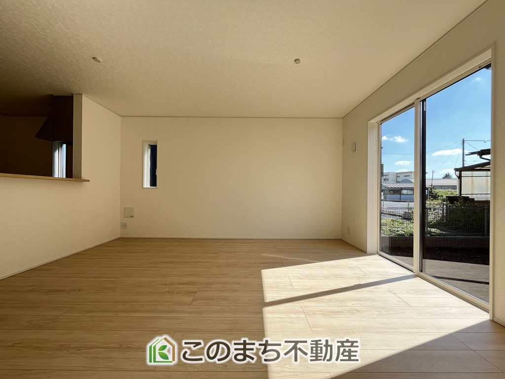 CRADLEGARDEN栃木市薗部町第14の居間・リビング|開放感のある広々としたリビング☆家族みんなでゆったりくつろげます♪
南側から暖かな日差しが差し込みます♪キッチンからリビングの様子がよく見渡せます☆