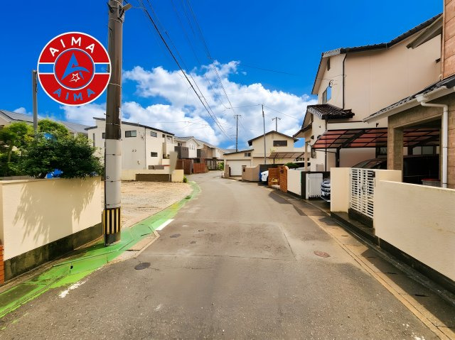 福岡市早良区野芥7丁目第6-1棟（1号棟）の前面道路含む現地写真|前面道路は閑静な住宅地をはしる車通りの少ない道路。お車の出し入れが苦手なママや小さなお子様にも安心ですね。しっかり舗装もされているので、ベビーカーや自転車で通っても快適に通行できます。