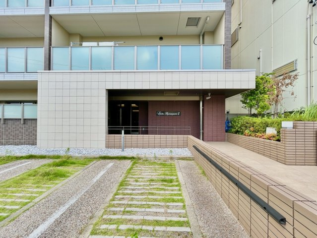 カルティア瓢箪山2　のエントランス|綺麗に整備されており、帰宅時や来客時にも気持ちの良い空間です。