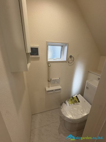 茅ヶ崎市高田２丁目　新築戸建　全１棟のトイレ|落ち着いた色調のトイレです