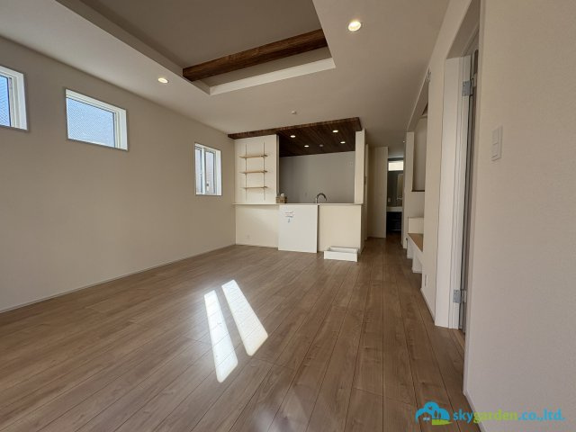 茅ヶ崎市高田２丁目　新築戸建　全１棟の居間・リビング|こちらのリビングで趣味の時間をお楽しみください