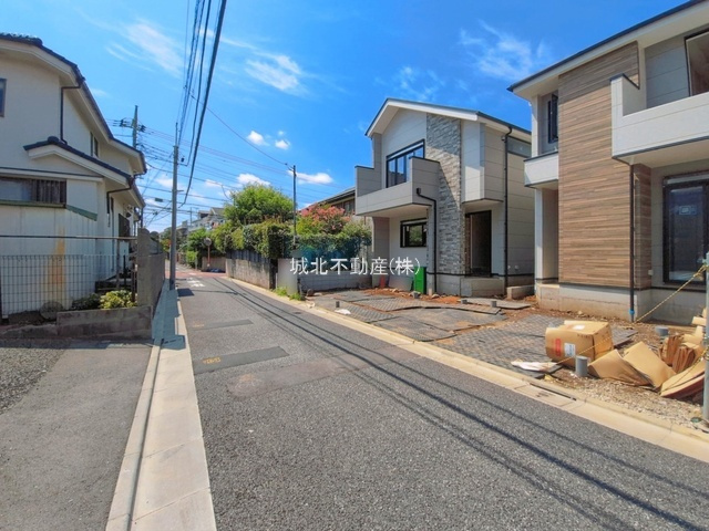 練馬区下石神井2丁目 全2棟 1号棟の前面道路含む現地写真|前面道路南側約4.0ｍ公道に面する立地