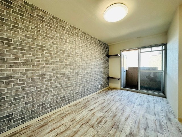 若草マンションの洋室|バルコニー付きで明るく開放感のある室内。