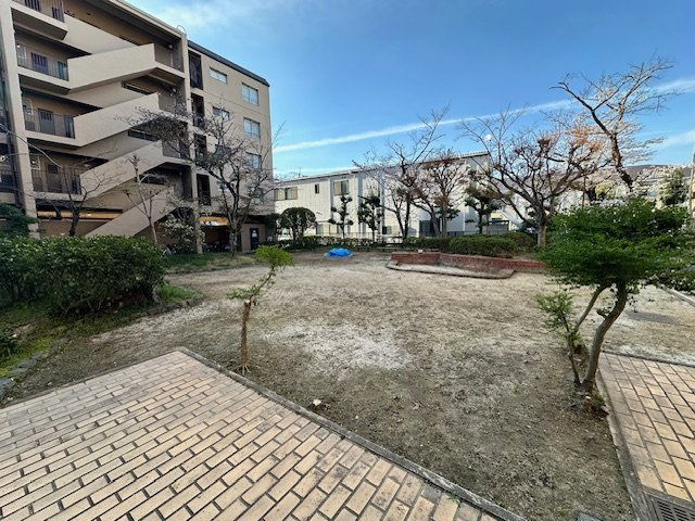若草マンションの外観|敷地内広場