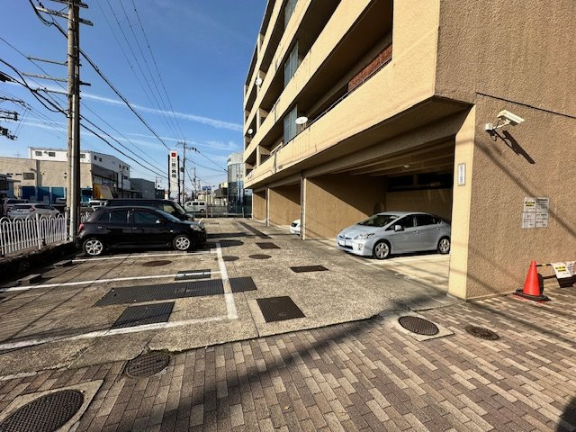 若草マンションの外観|駐車場