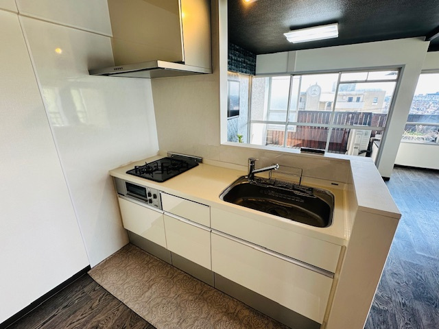 若草マンションのキッチン|対面式カウンターキッチンのため、居住空間を見渡しながら快適にお料理ができます。