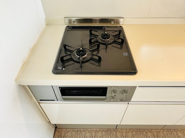若草マンションのキッチン|システムキッチンには2口コンロを備え、料理好きの方にもおすすめです。