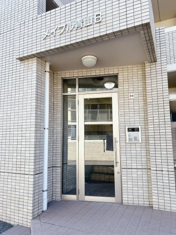 メイプル青山Bのエントランス