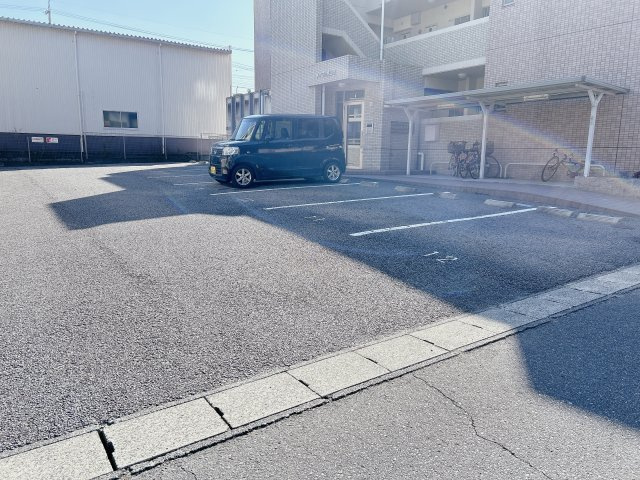 メイプル青山Bの駐車場