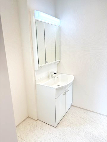 ハートフルタウン前橋市古市町254番　Ａ号棟の独立洗面台|シャワー水栓付き洗面台で朝の身支度もバッチリです！
洗面台には収納スペースもあり洗面室もすっきり片付きますよ！