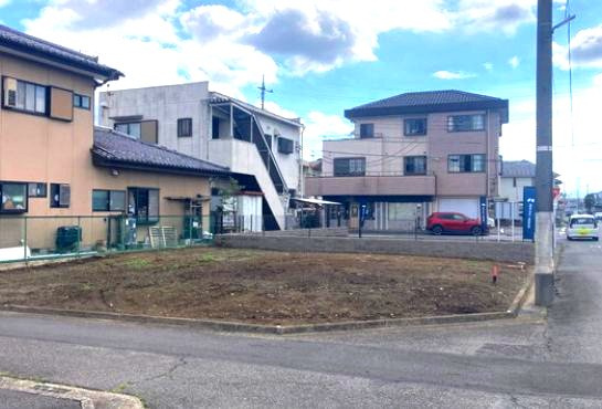 ハートフルタウン前橋市古市町254番　Ａ号棟の前面道路含む現地写真|前面道路も広々していて開放的な立地です。