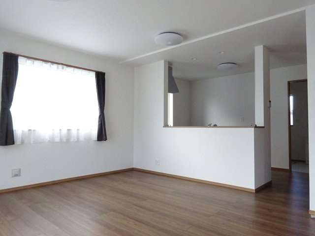 ハートフルタウン前橋市古市町254番　Ａ号棟の居間・リビング|【イメージ画像】ゆったり過ごせる18.25帖のリビングです♪人気の対面式キッチンを配した空間はお好みの家具も合わせやすく、家族がくつろぐ快適な空間造りをサポート。窓からは明るい陽光が差し込みます。