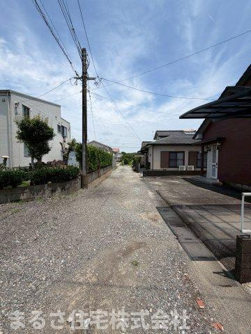 大字小松　中古戸建の駐車場