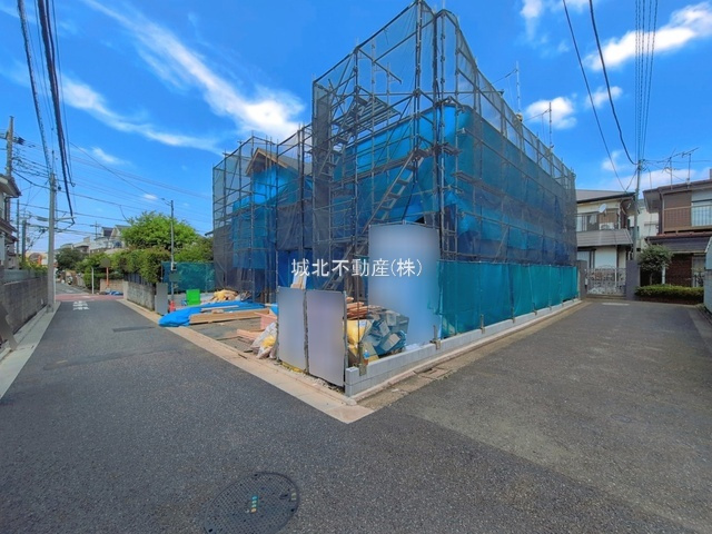 練馬区下石神井2丁目 全2棟 2号棟の前面道路含む現地写真|前面道路南側約4.0ｍ公道に面する立地
隣地通路に面しているので角地感覚の開放感あふれる立地