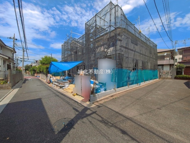 練馬区下石神井2丁目 全2棟 2号棟の前面道路含む現地写真|前面道路南側約4.0ｍ公道に面する立地
隣地通路に面しているので角地感覚の開放感あふれる立地