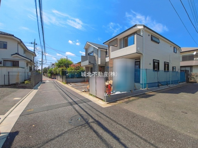 練馬区下石神井2丁目 全2棟 2号棟の前面道路含む現地写真|前面道路南側約4.0ｍ公道に面する立地
隣地通路に面しているので角地感覚の開放感あふれる立地
