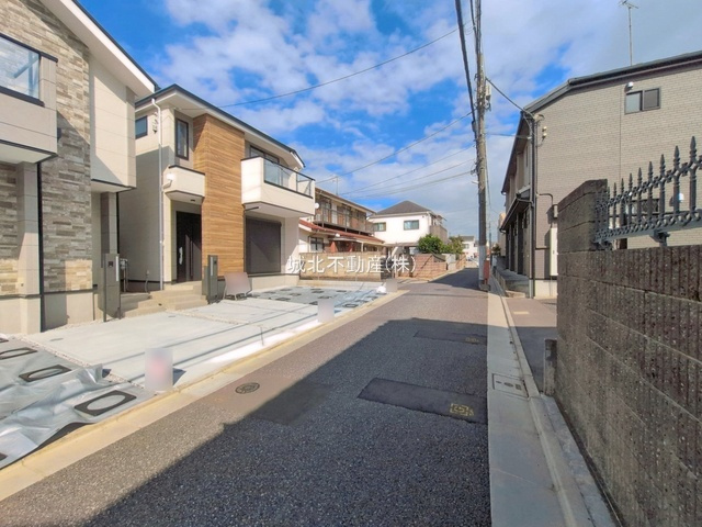 練馬区下石神井2丁目 全2棟 2号棟の前面道路含む現地写真|前面道路南側約4.0ｍ公道に面する立地
隣地通路に面しているので角地感覚の開放感あふれる立地