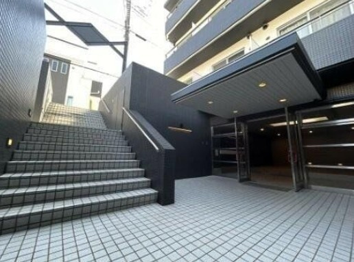 船橋市前原東２丁目の賃貸マンションのエントランス