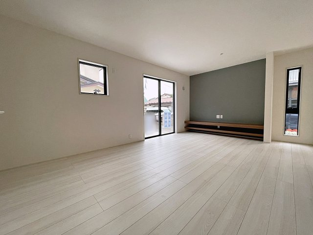 新築戸建・新築建売　郡山市安積西長久保　安積第一小・安積中の居間・リビング|17帖のLDKは広々としておりアクセントクロスや備え付けのテレビカウンターがおしゃれ！