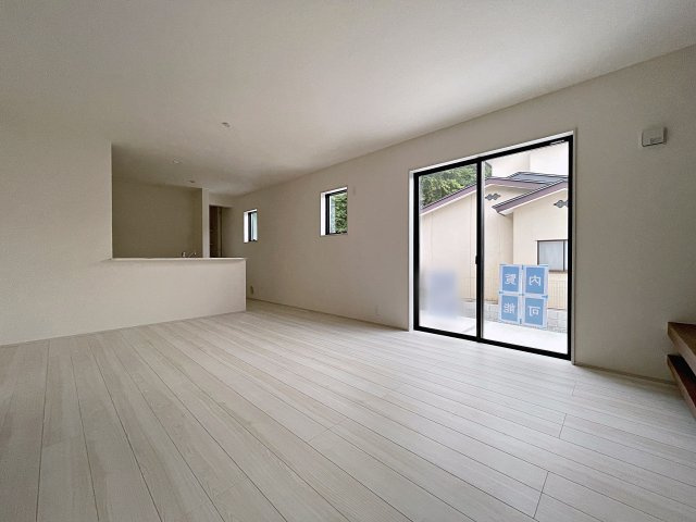 新築戸建・新築建売　郡山市安積西長久保　安積第一小・安積中の居間・リビング|大きな窓から日差しが入り気持ちの良い家族団らんスペースです！