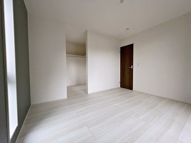 新築戸建・新築建売　郡山市安積西長久保　安積第一小・安積中の洋室|バルコニーに面しており大きな窓から日差しが入るので気持ちの良いプライベート空間です！