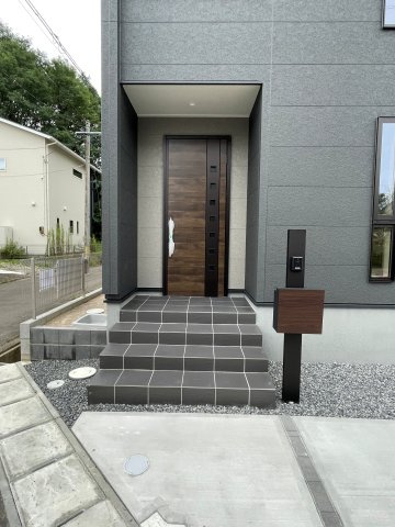 新築戸建・新築建売　郡山市安積西長久保　安積第一小・安積中の玄関|モニター付きインターホンで訪問者を確認できるので、防犯対策やプライバシー保護など安心です！