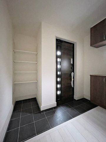新築戸建・新築建売　郡山市安積西長久保　安積第一小・安積中の玄関|玄関スペースには可動式の棚があり、カー用品やアウトドア用品などの収納にも便利です！