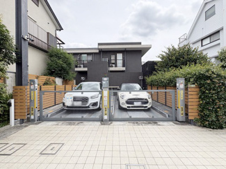 【駐車場】 | マンションの駐車場スペース。空きの有無や駐車料金、サイズ規定などについては、改めてお問い合わせください。～即日のご見学可能～　お問合せはお気軽にどうぞ。