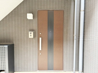 【その他共用部分】 | ダブルロック式の玄関ドアが皆様をお出迎え。お部屋のセキュリティの観点からも、うれしい設備ですね。玄関の色もシックで良い感じです。～即日のご見学可能～　お問合せはお気軽にどうぞ。
