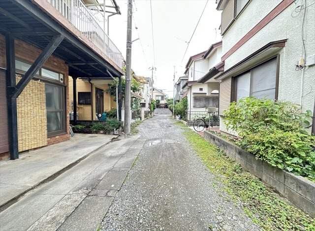 【前面道路含む現地写真】 | 新座市野火止5丁目　建築条件なし売地　全1区画　(志木本店) | 私道奥に佇む、静かで穏やかな住まい。通り抜けの少ない落ち着いた環境で、周囲を気にせず暮らせるプライベート感のある住まいづくりが可能です。