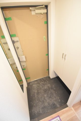 セレニテ難波プリエ　仲介手数料無料の玄関