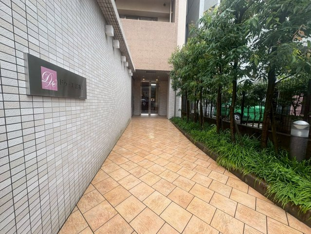 ドゥーエ江坂のエントランス