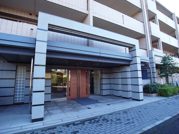経堂レジデンスの外観|経堂レジデンス２階部分のお部屋は通常仲介手数料３９６万円→０円！さらにキャッシュバック
３２万円にて即日現地案内可能です！